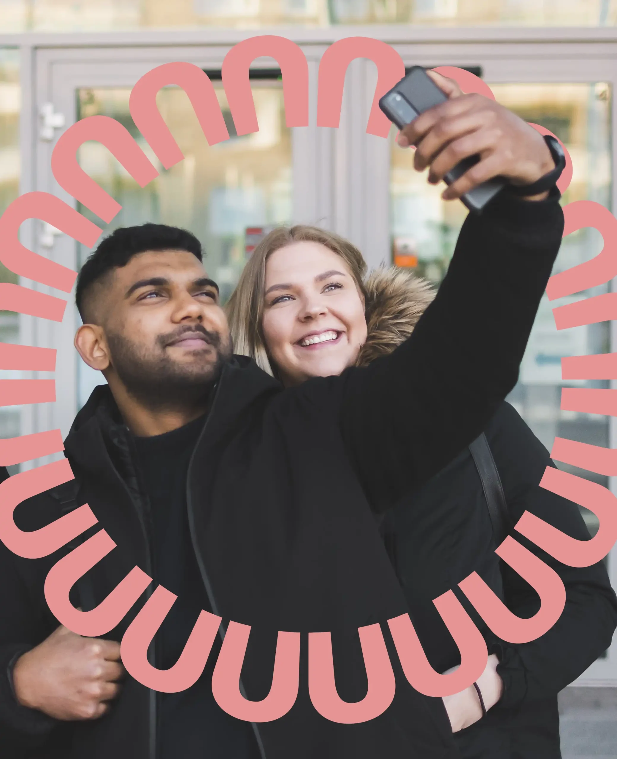 Kaksi opiskelijaa ottamassa selfietä Tuudon uu-kukan sisällä