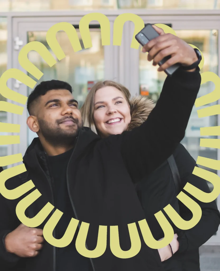 Kaksi opiskelijaa ottamassa selfietä Tuudon u-kukan sisällä