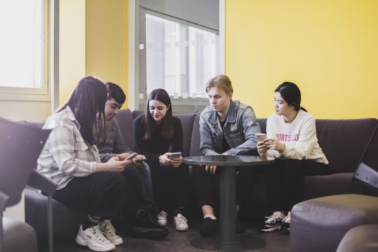 Ryhmä opiskelijoita sohvalla selaamassa kesätyötarjontaa Tuudosta