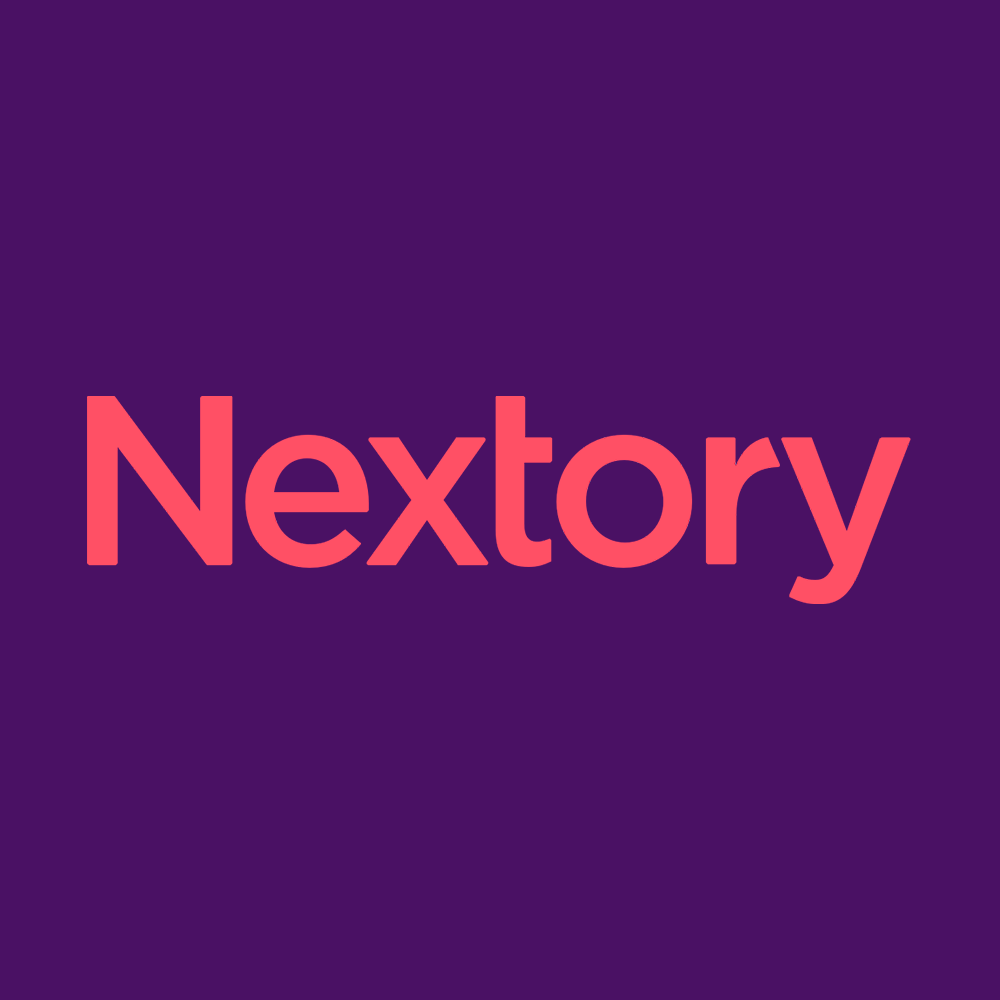 Nextoryn logo violetilla taustalla
